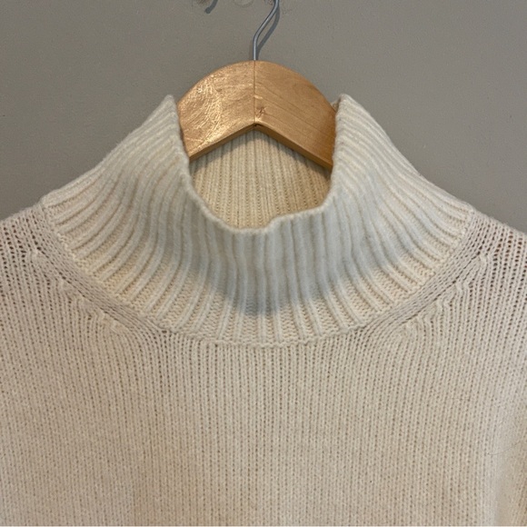 Abercrombie & Fitch Wedge Turtleneck Oversized Sweater Cream Beige Size Small - Picture 3 of 7